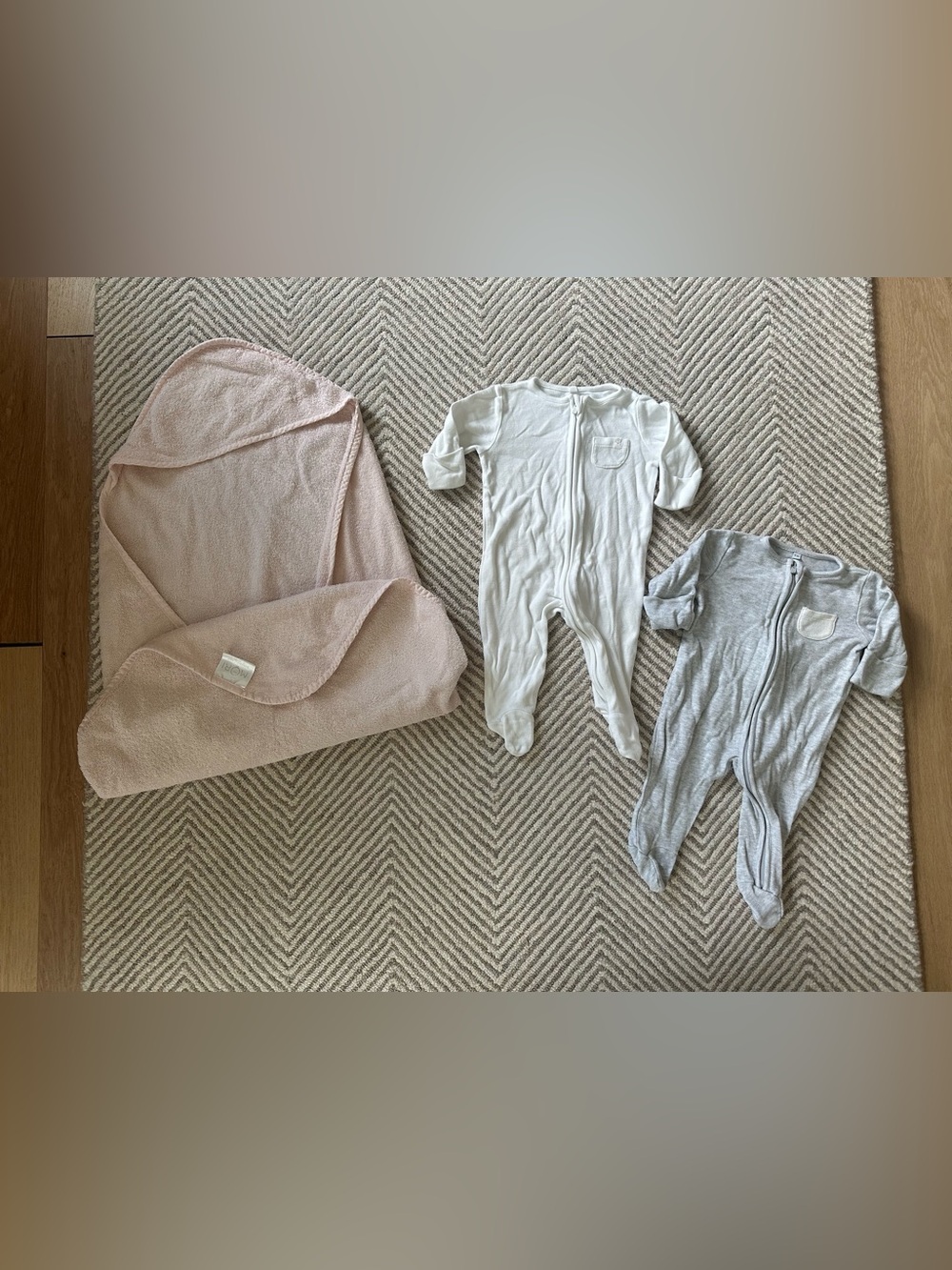 Baby Mori Bundle - 2 pairs of neutral footed pajamas and hooded bath towel